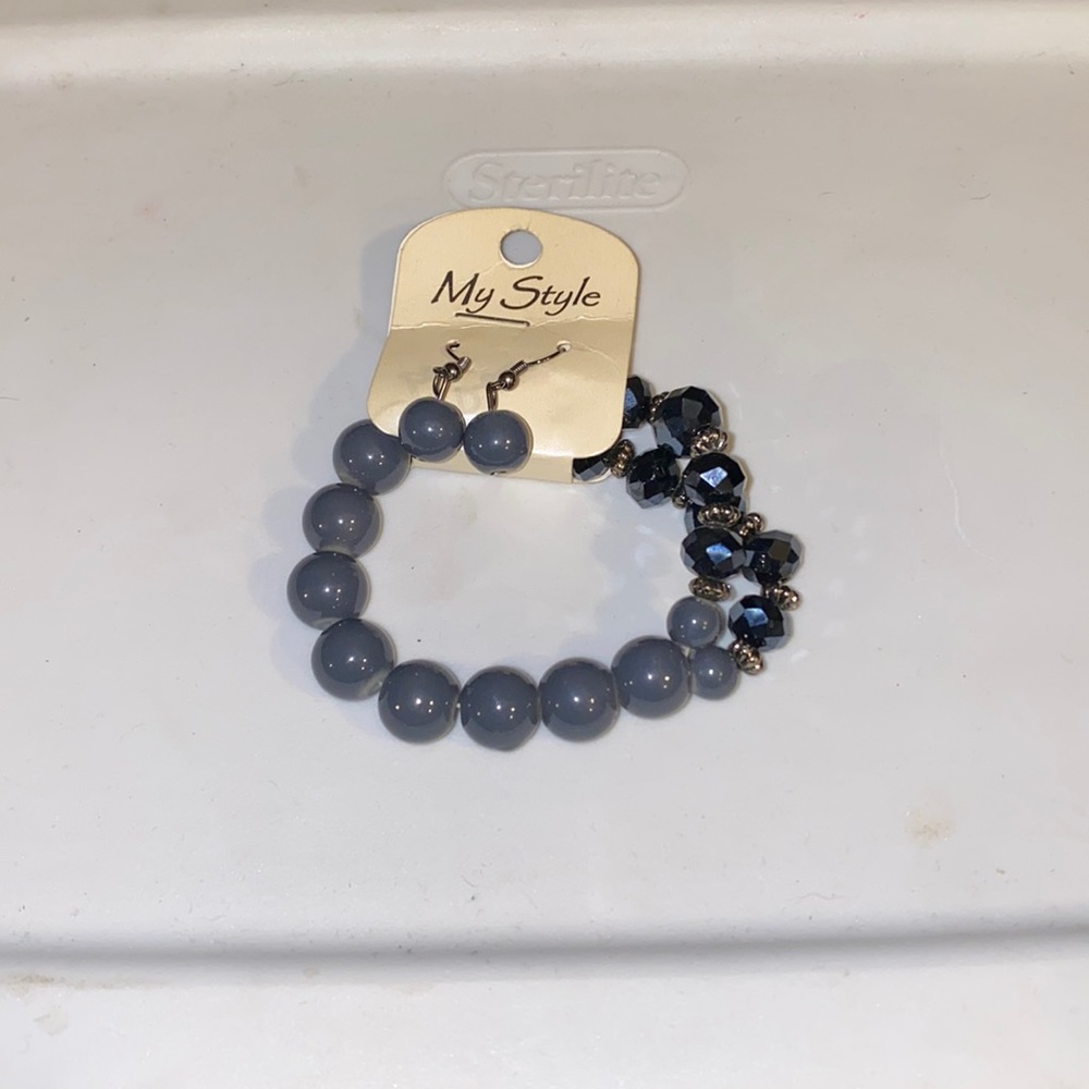 Set of beaded bracelet and earrings